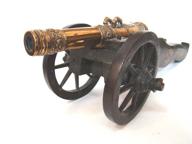 A wonderful 17th century Dutch bronze barreled salute cannon with original painted carriage — image 5